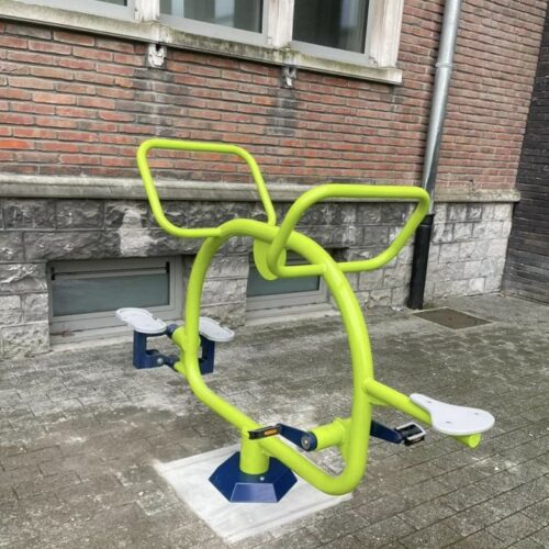 kinderfitnesstoestel voor buiten 17 Dit buiten kinderfitness toestel is speciaal ontworpen om kinderen op speel- en schoolpleinen te stimuleren tot gezond en actief buitenspelen.